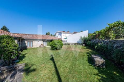 Venda de moradia T5 com grande jardim exterior e area bruta de 472 m2 em Paredes