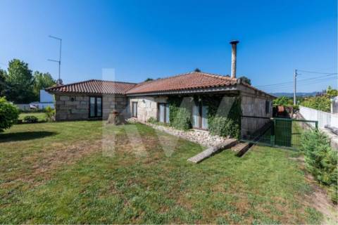 Venda de moradia T5 com grande jardim exterior e area bruta de 472 m2 em Paredes