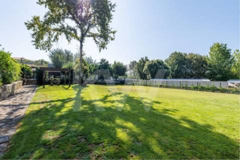 Venda de moradia T5 com grande jardim exterior e area bruta de 472 m2 em Paredes