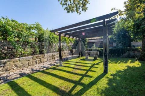 Venda de moradia T5 com grande jardim exterior e area bruta de 472 m2 em Paredes