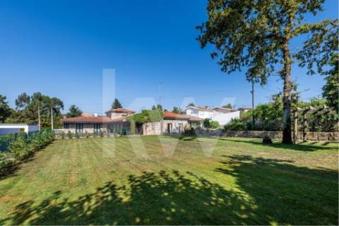 Venda de moradia T5 com grande jardim exterior e area bruta de 472 m2 em Paredes