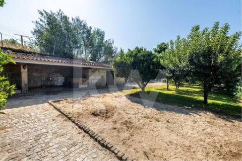 Venda de moradia T5 com grande jardim exterior e area bruta de 472 m2 em Paredes