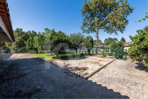 Venda de moradia T5 com grande jardim exterior e area bruta de 472 m2 em Paredes