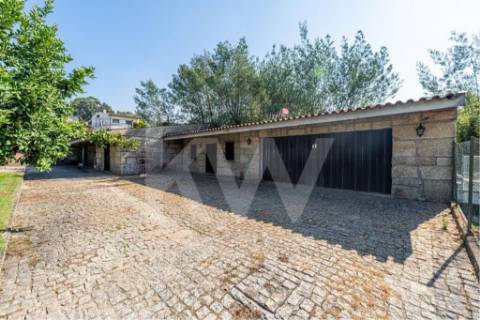 Venda de moradia T5 com grande jardim exterior e area bruta de 472 m2 em Paredes