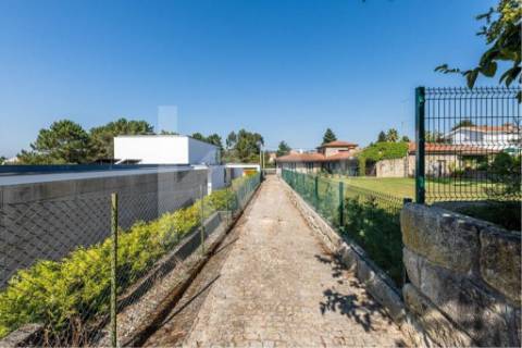 Venda de moradia T5 com grande jardim exterior e area bruta de 472 m2 em Paredes