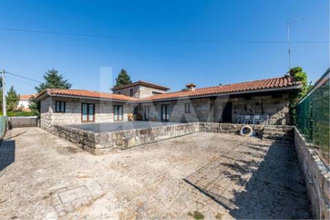 Venda de moradia T5 com grande jardim exterior e area bruta de 472 m2 em Paredes