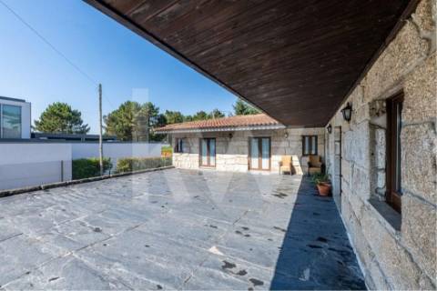 Venda de moradia T5 com grande jardim exterior e area bruta de 472 m2 em Paredes