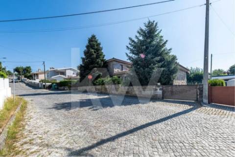 Venda de moradia T5 com grande jardim exterior e area bruta de 472 m2 em Paredes