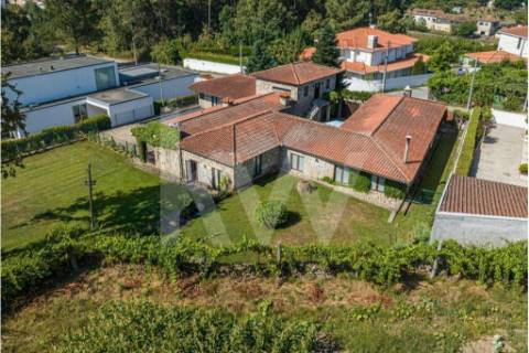 Venda de moradia T5 com grande jardim exterior e area bruta de 472 m2 em Paredes