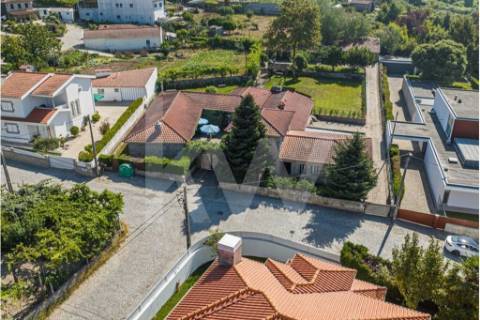 Venda de moradia T5 com grande jardim exterior e area bruta de 472 m2 em Paredes