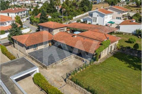 Venda de moradia T5 com grande jardim exterior e area bruta de 472 m2 em Paredes