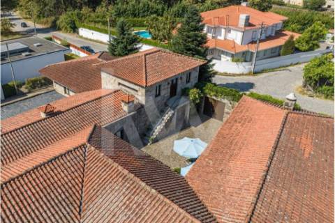 Venda de moradia T5 com grande jardim exterior e area bruta de 472 m2 em Paredes