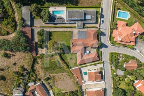 Venda de moradia T5 com grande jardim exterior e area bruta de 472 m2 em Paredes