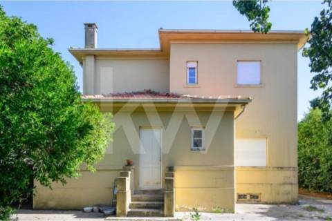 Emblemática Moradia Secular com 4 Frentes Jardim, áreas generosas luminosas e acabamentos de luxo.