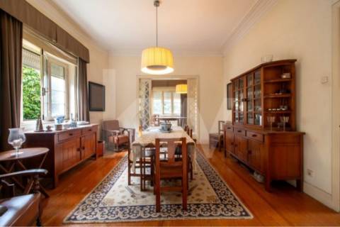 Emblemática Moradia Secular com 4 Frentes Jardim, áreas generosas luminosas e acabamentos de luxo.