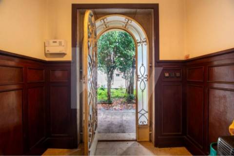 Emblemática Moradia Secular com 4 Frentes Jardim, áreas generosas luminosas e acabamentos de luxo.