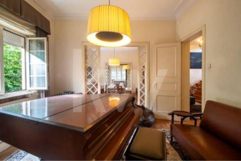 Emblemática Moradia Secular com 4 Frentes Jardim, áreas generosas luminosas e acabamentos de luxo.