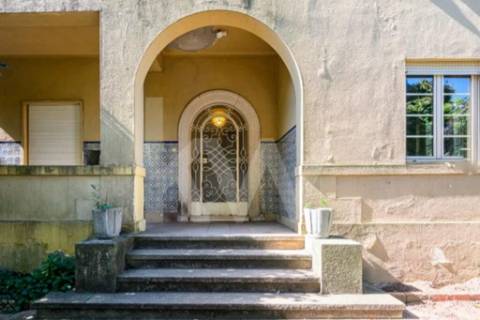 Emblemática Moradia Secular com 4 Frentes Jardim, áreas generosas luminosas e acabamentos de luxo.