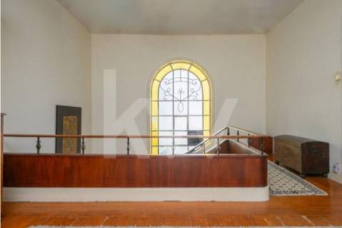 Emblemática Moradia Secular com 4 Frentes Jardim, áreas generosas luminosas e acabamentos de luxo.