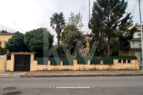 Emblemática Moradia Secular com 4 Frentes Jardim, áreas generosas luminosas e acabamentos de luxo.