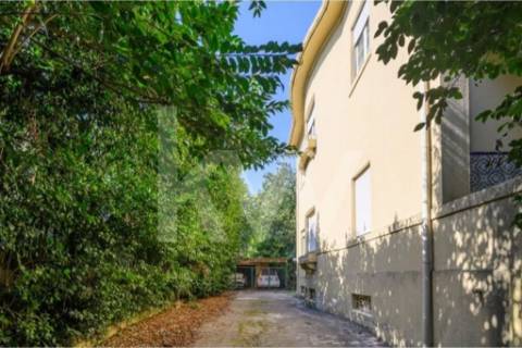 Emblemática Moradia Secular com 4 Frentes Jardim, áreas generosas luminosas e acabamentos de luxo.