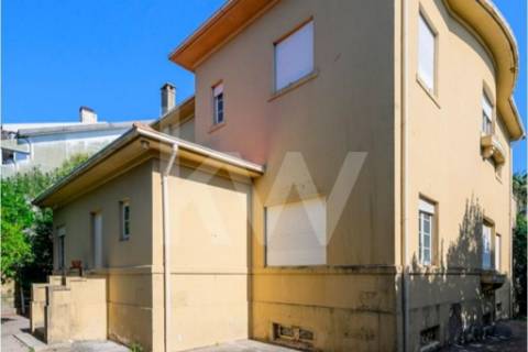 Emblemática Moradia Secular com 4 Frentes Jardim, áreas generosas luminosas e acabamentos de luxo.