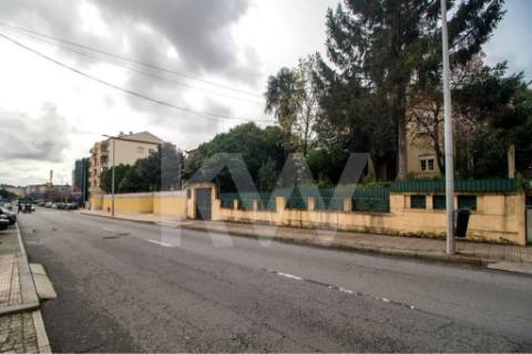 Emblemática Moradia Secular com 4 Frentes Jardim, áreas generosas luminosas e acabamentos de luxo.