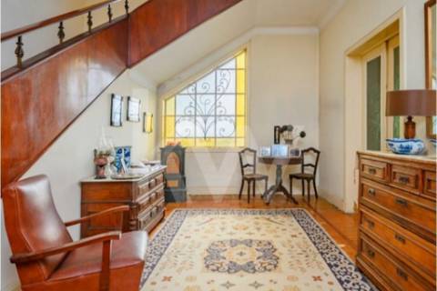 Emblemática Moradia Secular com 4 Frentes Jardim, áreas generosas luminosas e acabamentos de luxo.