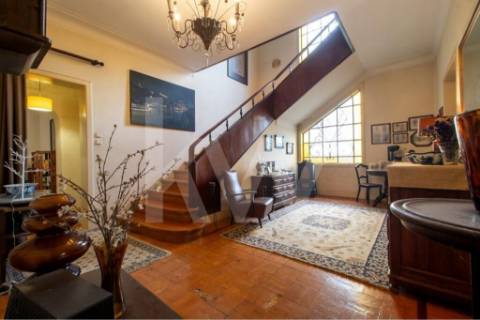 Emblemática Moradia Secular com 4 Frentes Jardim, áreas generosas luminosas e acabamentos de luxo.