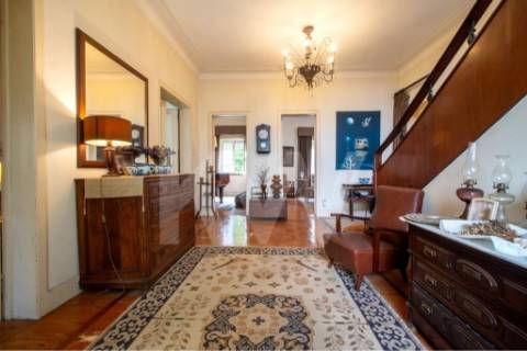 Emblemática Moradia Secular com 4 Frentes Jardim, áreas generosas luminosas e acabamentos de luxo.