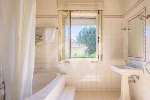 Emblemática Moradia Secular com 4 Frentes Jardim, áreas generosas luminosas e acabamentos de luxo.