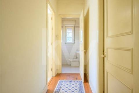 Emblemática Moradia Secular com 4 Frentes Jardim, áreas generosas luminosas e acabamentos de luxo.