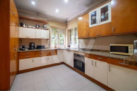 Emblemática Moradia Secular com 4 Frentes Jardim, áreas generosas luminosas e acabamentos de luxo.