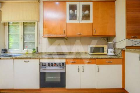 Emblemática Moradia Secular com 4 Frentes Jardim, áreas generosas luminosas e acabamentos de luxo.