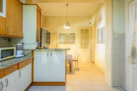 Emblemática Moradia Secular com 4 Frentes Jardim, áreas generosas luminosas e acabamentos de luxo.