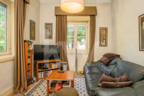 Emblemática Moradia Secular com 4 Frentes Jardim, áreas generosas luminosas e acabamentos de luxo.