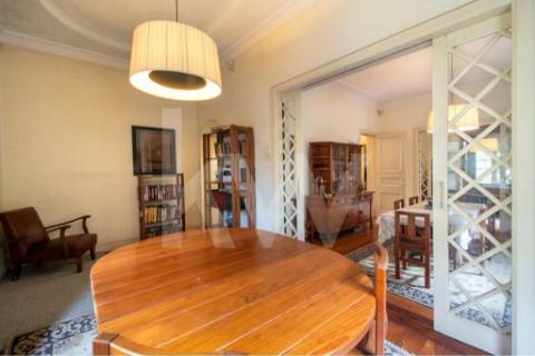 Emblemática Moradia Secular com 4 Frentes Jardim, áreas generosas luminosas e acabamentos de luxo.