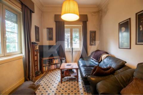 Emblemática Moradia Secular com 4 Frentes Jardim, áreas generosas luminosas e acabamentos de luxo.