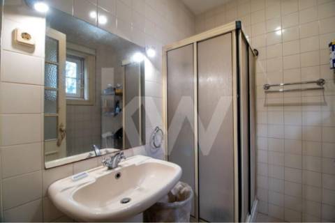 Emblemática Moradia Secular com 4 Frentes Jardim, áreas generosas luminosas e acabamentos de luxo.