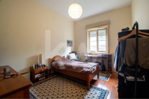 Emblemática Moradia Secular com 4 Frentes Jardim, áreas generosas luminosas e acabamentos de luxo.