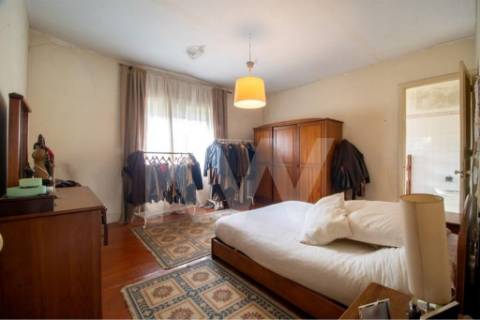 Emblemática Moradia Secular com 4 Frentes Jardim, áreas generosas luminosas e acabamentos de luxo.