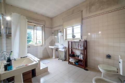 Emblemática Moradia Secular com 4 Frentes Jardim, áreas generosas luminosas e acabamentos de luxo.