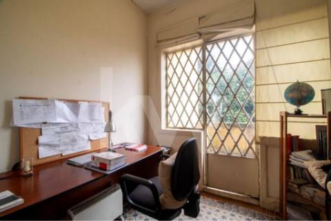 Emblemática Moradia Secular com 4 Frentes Jardim, áreas generosas luminosas e acabamentos de luxo.