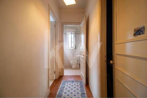 Emblemática Moradia Secular com 4 Frentes Jardim, áreas generosas luminosas e acabamentos de luxo.