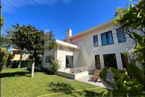 Elegante Moradia T5 nos Pinhais da Foz - Áreas Amplas e Construção de Qualidade