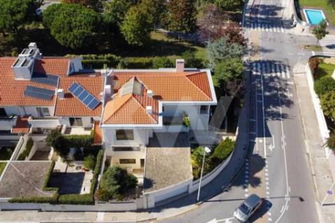 Elegante Moradia T5 nos Pinhais da Foz - Áreas Amplas e Construção de Qualidade