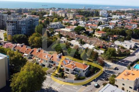 Elegante Moradia T5 nos Pinhais da Foz - Áreas Amplas e Construção de Qualidade