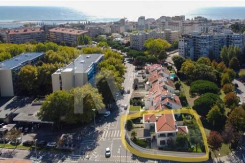 Elegante Moradia T5 nos Pinhais da Foz - Áreas Amplas e Construção de Qualidade