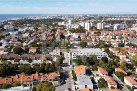 Elegante Moradia T5 nos Pinhais da Foz - Áreas Amplas e Construção de Qualidade