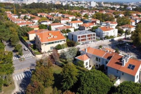 Elegante Moradia T5 nos Pinhais da Foz - Áreas Amplas e Construção de Qualidade